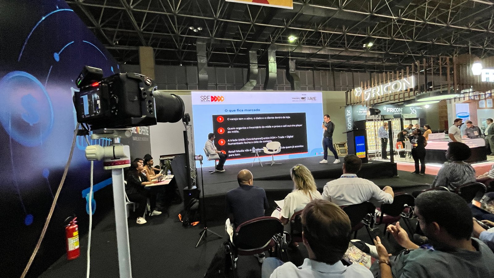Keynote Films em ação — câmera profissional em evento corporativo