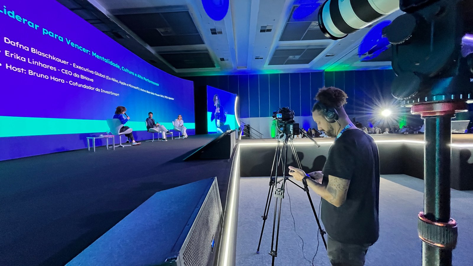 Palestrante com microfone em evento Think Tank captado pela Keynote Films